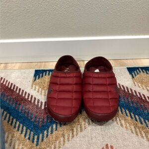 Woman’s ThermoBall traction Mule V. Color: Beetroot/ Alp plu.